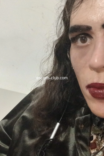 Adeline nina  famme trans escorte girl pour vous les hommes de Rennes  Bret