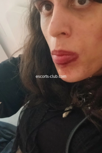 Adeline nina  famme trans escorte girl pour vous les hommes de Rennes  Bret