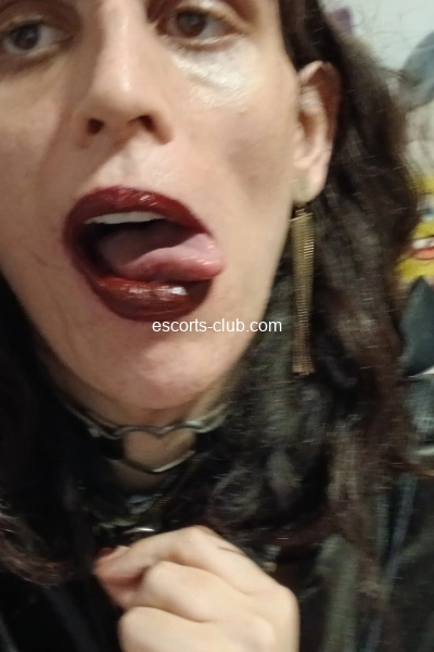 Adeline nina  famme trans escorte girl pour vous les hommes de Rennes  Bret