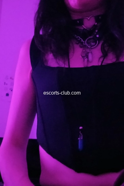 Adeline nina  famme trans escorte girl pour vous les hommes 
